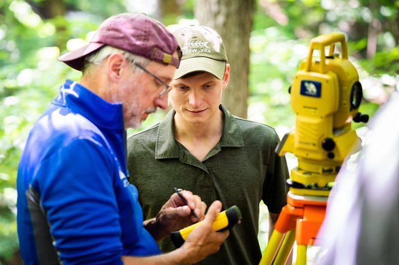 A GVSU Biology professor conducts research with a 研究生 student.